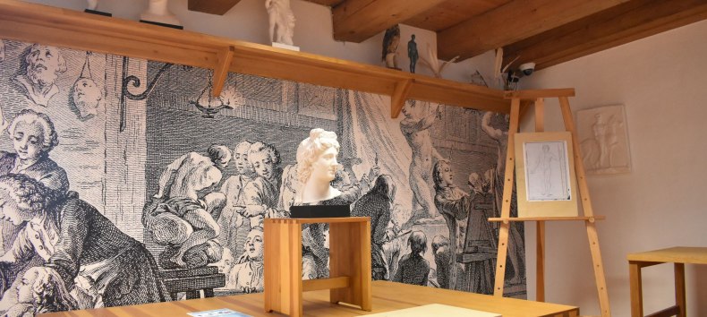 Zeichenkabinett im Caspar-David-Friedrich-Zentrum mit Staffelei und Objekten zum Zeichnen // &copy; &copy;Caspar-David-Friedrich-Gesellschaft e. V., Foto: Karl M&uuml;hlbach 2023