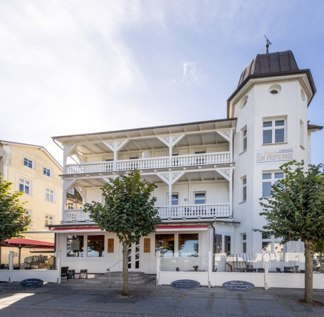 Buitenzicht met terras // © Strandhotel zur Promenade Buitenzicht met terras // © Strandhotel zur Promenade