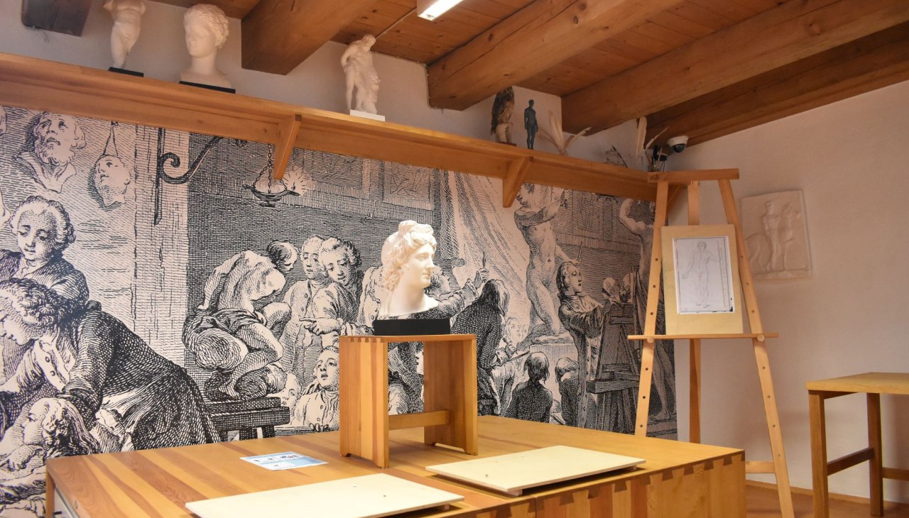 Zeichenkabinett im Caspar-David-Friedrich-Zentrum mit Staffelei und Objekten zum Zeichnen, &copy; &copy;Caspar-David-Friedrich-Gesellschaft e. V., Foto: Karl M&uuml;hlbach 2023