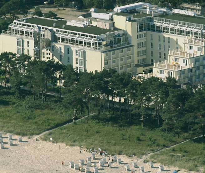 Direct aan het kilometerslange zandstrand van Binz. Geniet van het geluid van de zee en breng een vakantie door op een toplocatie. // &copy; Rugard Strandhotel