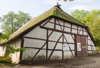 De parochieschuur in Dorf Mecklenburg is het oudste wereldlijke gebouw in het dorp. // &copy; Frank Burger