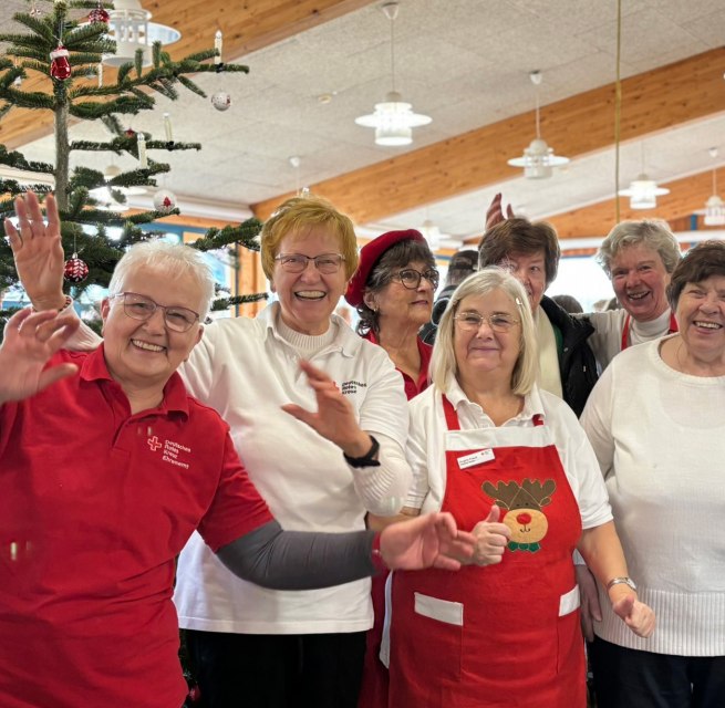 Auf dem DRK-Weihnachtsmarkt pr&auml;sentieren sich neben dem Hauptamt vor allem die Menschen, die unser starkes Ehrenamt ausmachen. Mit dabei sind die Ortsvereine, die Bereitschaften, die Wasserwacht und das Jugendrotkreuz. // &copy; DRK-KV R&uuml;gen-Stralsund e.V.