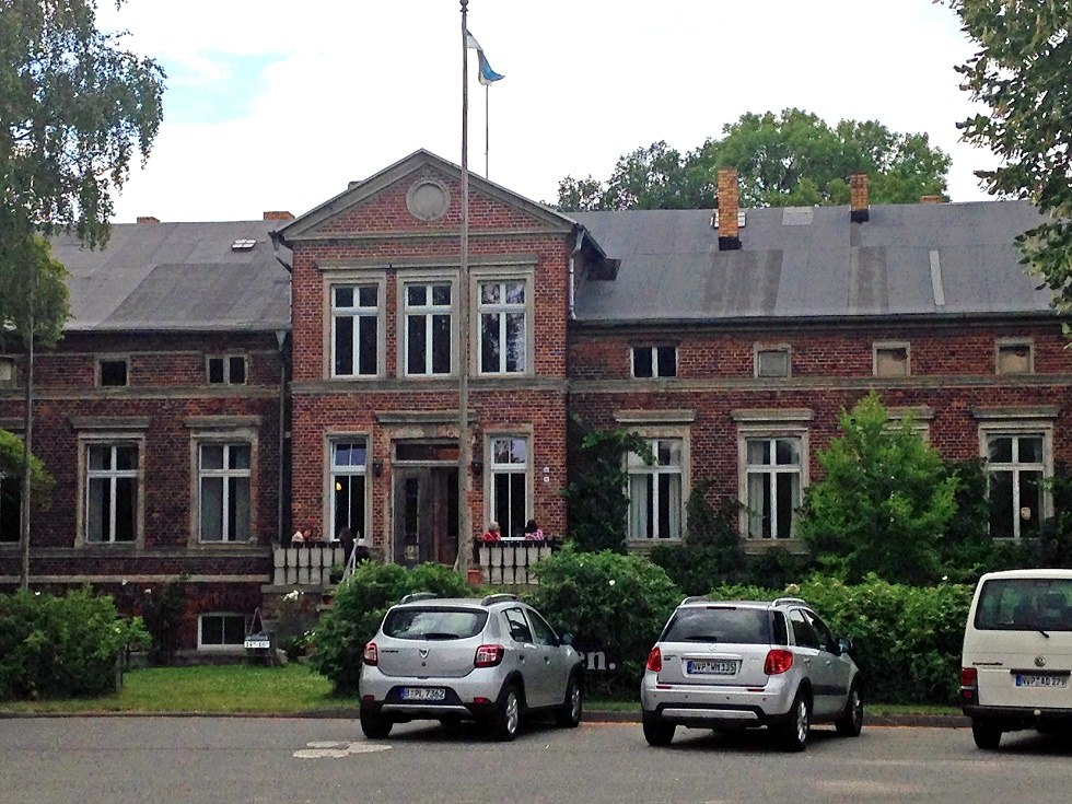 Udsigt af godshuset udefra // &copy; Sabrina Wittkopf-Schade