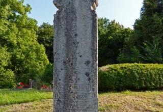 de bizarre, ongeveer 2,50 m hoge verzoeningssteen uit 1510 // © Archäo Tour Rügen de bizarre, ongeveer 2,50 m hoge verzoeningssteen uit 1510 // © Archäo Tour Rügen