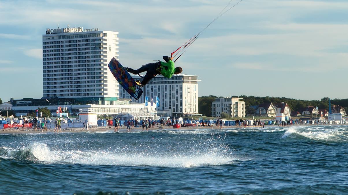 Of je nu een beginner of een pro bent: HW-Shapes helpt je vooruitgang te boeken in het kitesurfen. Individuele training wordt gegeven in groepen van twee. Er zijn talloze spots beschikbaar voor jou hier in MV - als lokale bewoner kent HW-Shapes ze allemaal en geeft je graag advies over de keuze van spots, uitrusting en accommodatie., © © Matthias Marx | HW-Shapes Of je nu een beginner of een pro bent: HW-Shapes helpt je vooruitgang te boeken in het kitesurfen. Individuele training wordt gegeven in groepen van twee. Er zijn talloze spots beschikbaar voor jou hier in MV - als lokale bewoner kent HW-Shapes ze allemaal en geeft je graag advies over de keuze van spots, uitrusting en accommodatie., © © Matthias Marx | HW-Shapes