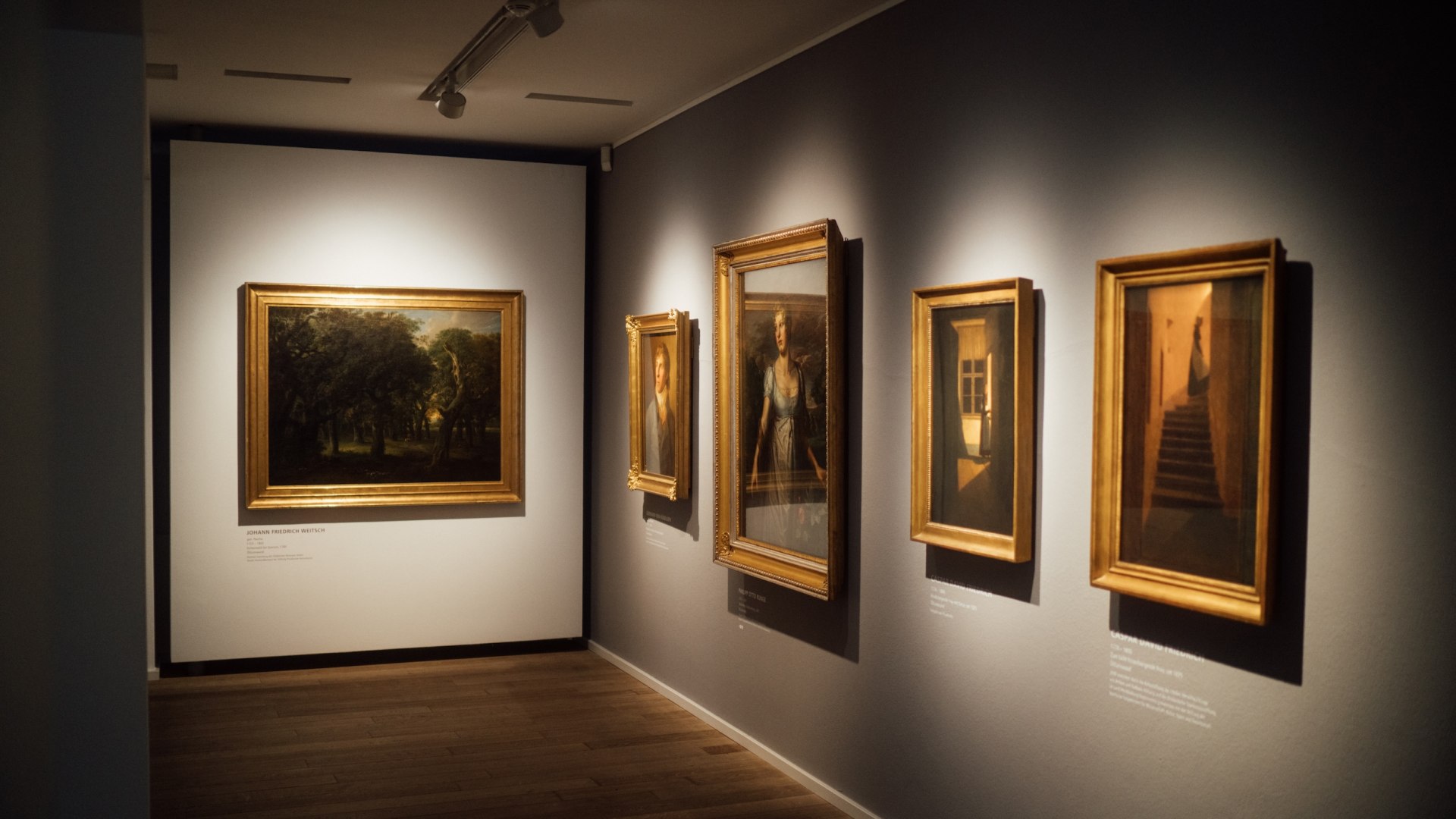 Pommersches Landesmuseum mit Malereien an der Wand im Ausstellungsraum