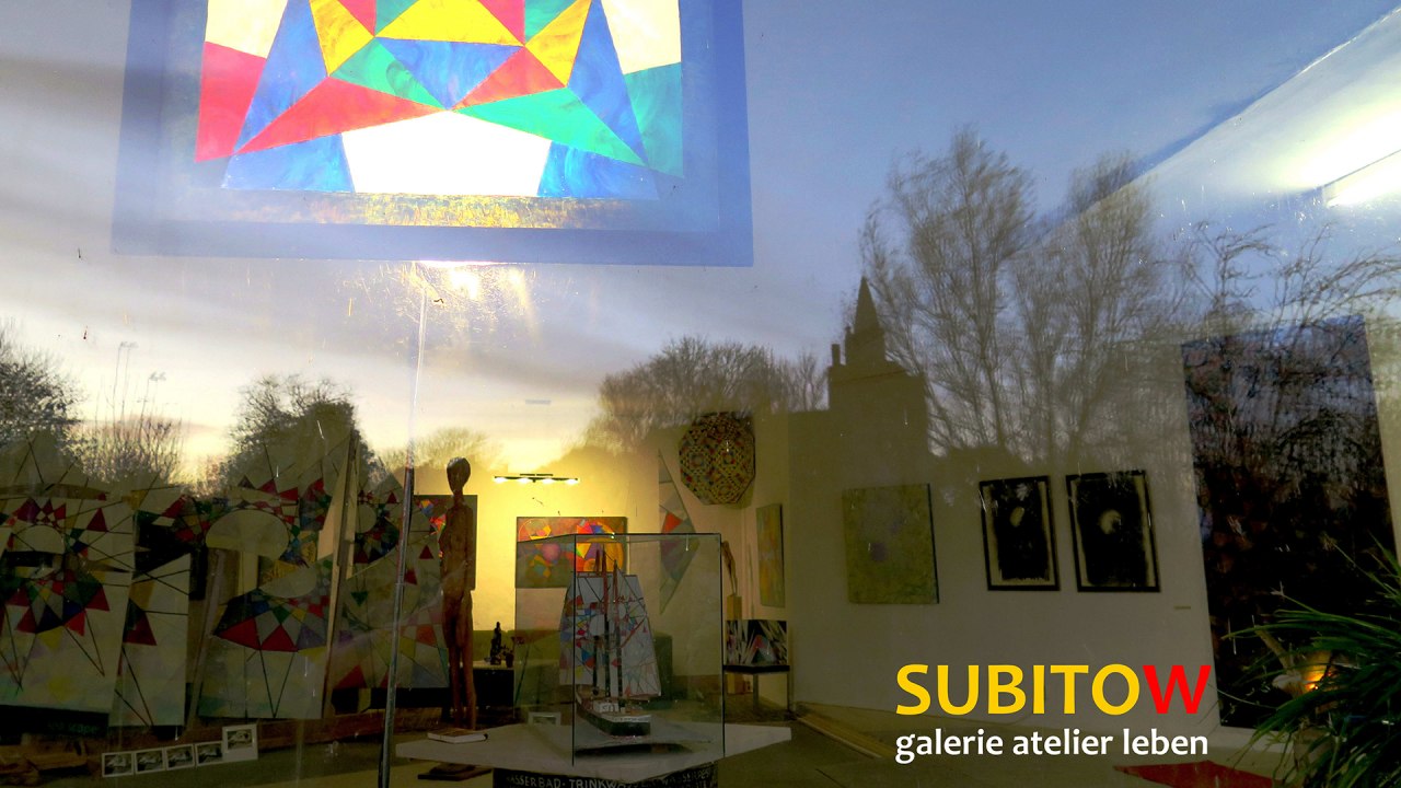 Blick durch das Fenster der Subitow-Galerie bei Abenddämmerung // © Klaus Böllhoff Blick durch das Fenster der Subitow-Galerie bei Abenddämmerung // © Klaus Böllhoff