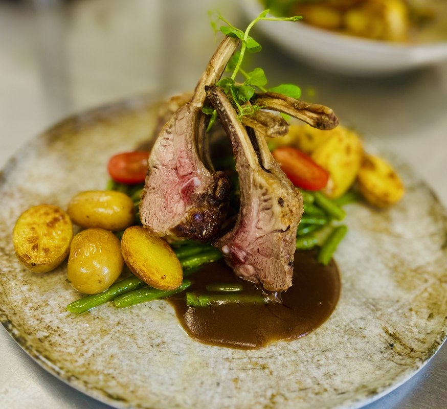 Lammr&uuml;cken, Bohnen, Rosmarinkartoffeln // &copy; Herrschaftszeiten Boizeburg