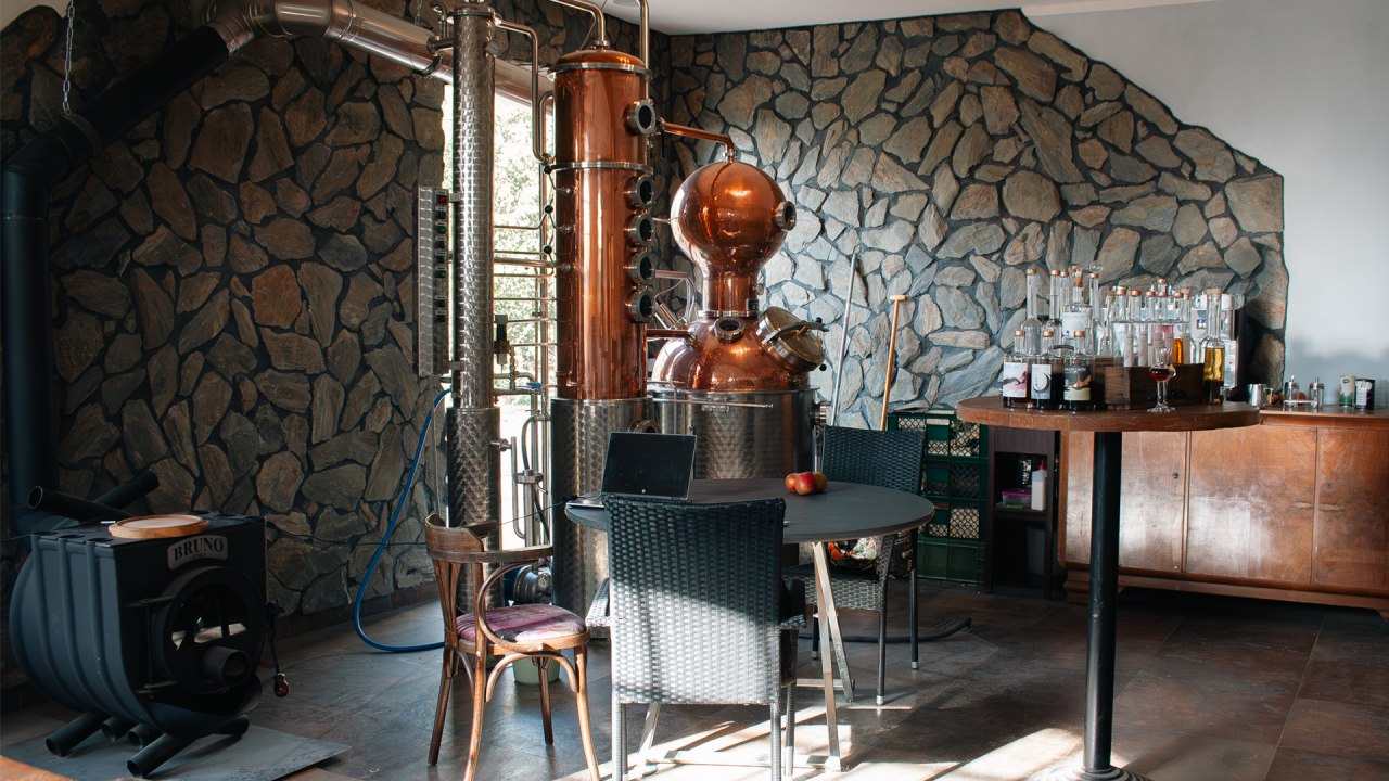 Die Brennerei ein Ort zum Arbeiten, Genie&szlig;en, gute Gespr&auml;chef&uuml;hren und Freude haben! // &copy; FreudenFeuer Destillerie GbR