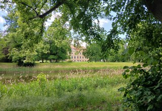 Blick zum Barockschloss Griebenow // &copy; Angela Pfennig