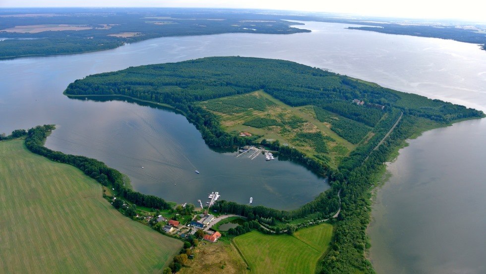 Luftbild des Fischereibetriebes mit Ferienhäusern // © Fischerei und Räucherei Alt-Schwerin/Dietmar Bürth Luftbild des Fischereibetriebes mit Ferienhäusern // © Fischerei und Räucherei Alt-Schwerin/Dietmar Bürth