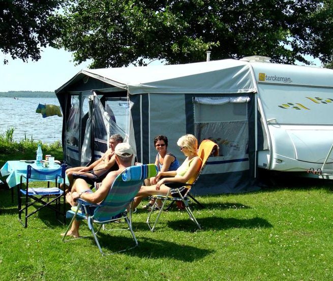 Stellpl&auml;tze direkt am See, nur in Alt Schwerin // &copy; Michael Hecht