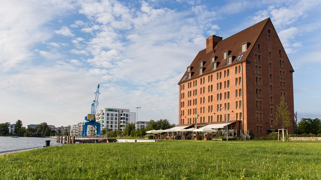 Au&szlig;enansicht des Hotels, &copy; Hotel Speicher am Ziegelsee