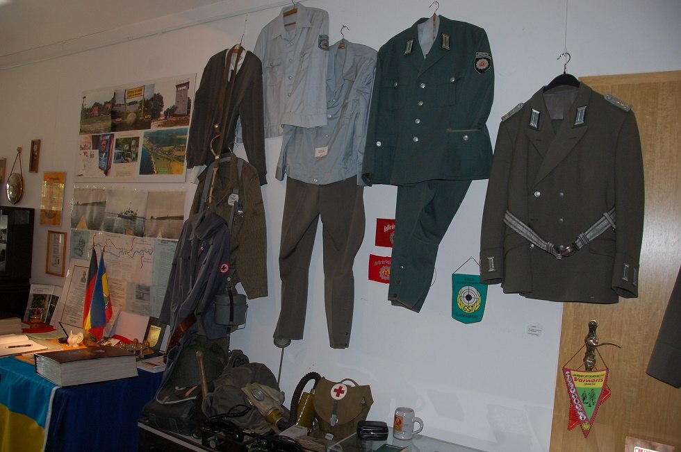 Die Ausstellung zeigt Originaluniformen der Kontrollorgane sowie der Grenztruppen der DDR., © Gabriele Skorupski Die Ausstellung zeigt Originaluniformen der Kontrollorgane sowie der Grenztruppen der DDR., © Gabriele Skorupski