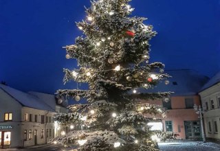 Weihnachtsbaum auf dem Marktplatz // © Gabriele Riech Weihnachtsbaum auf dem Marktplatz // © Gabriele Riech
