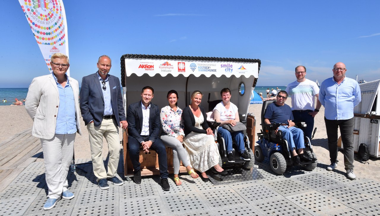 Drempelvrije strandstoel bij strandopgang nr. 10, &copy; Joachim Kloock