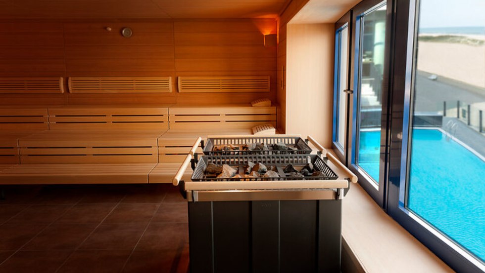 Aufgusssauna mit Panoramafenster // &copy; DSR Hotel Holding GmbH