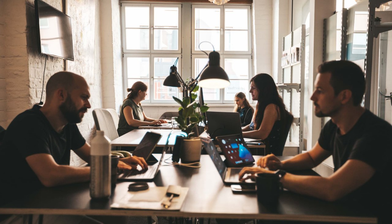 Heller Coworking-Space mit großzügigen Arbeitsplätzen. Bietet eine ruhige und konzentrierte Atmosphäre für produktives Arbeiten., © Michelle Dynio Heller Coworking-Space mit großzügigen Arbeitsplätzen. Bietet eine ruhige und konzentrierte Atmosphäre für produktives Arbeiten., © Michelle Dynio