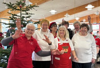 Auf dem DRK-Weihnachtsmarkt präsentieren sich neben dem Hauptamt vor allem die Menschen, die unser starkes Ehrenamt ausmachen. Mit dabei sind die Ortsvereine, die Bereitschaften, die Wasserwacht und das Jugendrotkreuz. // © DRK-KV Rügen-Stralsund e.V. Auf dem DRK-Weihnachtsmarkt präsentieren sich neben dem Hauptamt vor allem die Menschen, die unser starkes Ehrenamt ausmachen. Mit dabei sind die Ortsvereine, die Bereitschaften, die Wasserwacht und das Jugendrotkreuz. // © DRK-KV Rügen-Stralsund e.V.