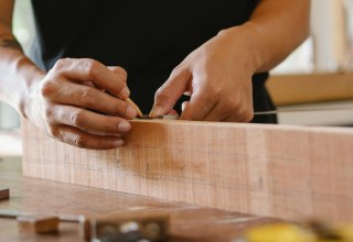 © Foto: pexels.com, Erntemann, Der Mit Holzplanke Arbeitet