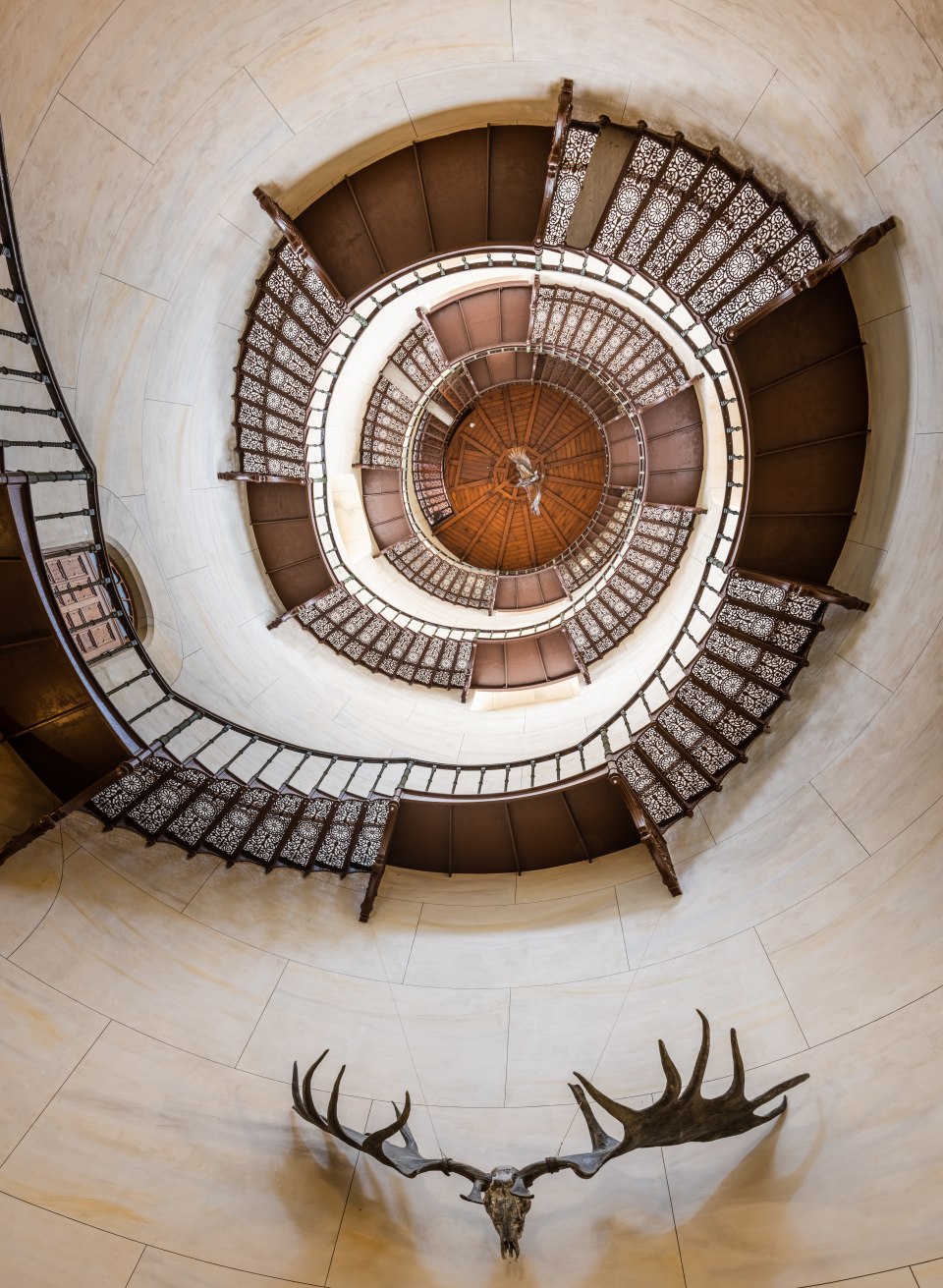 Blick geht von unten nach oben in der Mitte der Wendeltreppe im Schloss Granitz // Ein architektonisches Meisterwerk: Die freischwebende Treppe im Mittelturm. // © MV-T/Tiemann Blick geht von unten nach oben in der Mitte der Wendeltreppe im Schloss Granitz