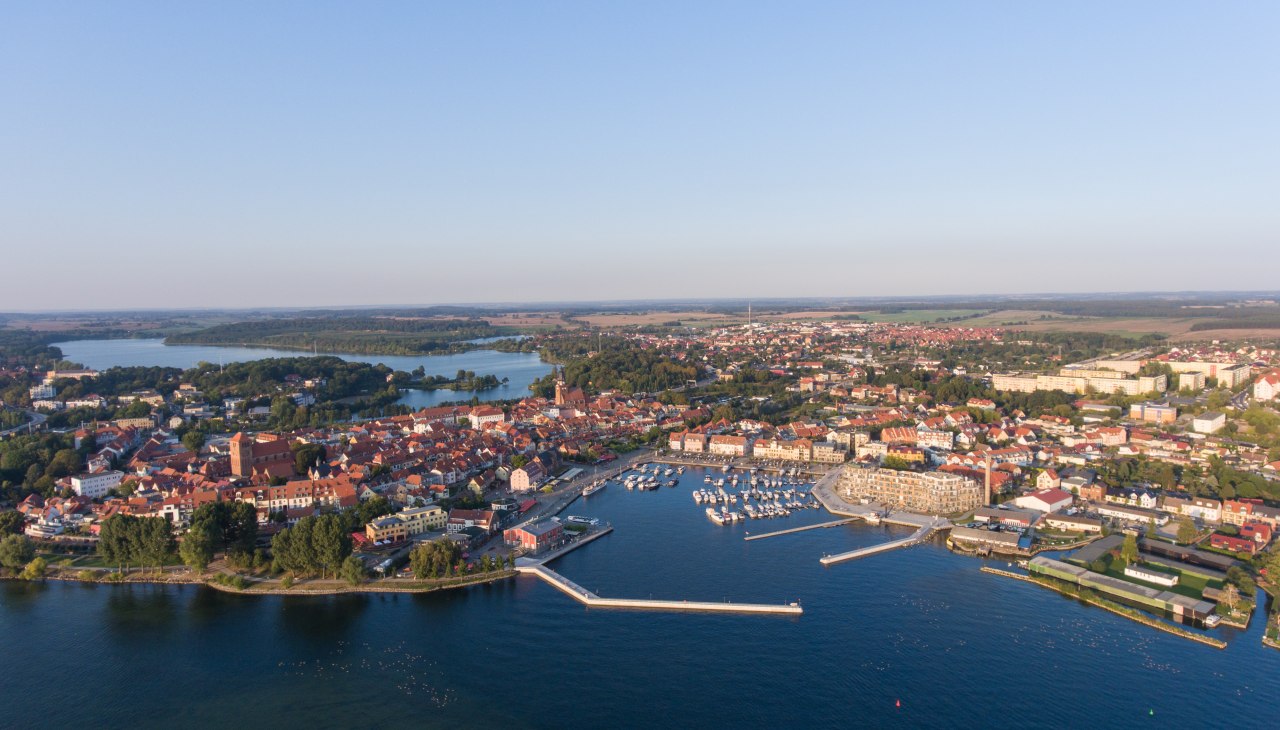Hafenresidenz Waren (Müritz) –
Ihr exklusiver Rückzugsort am Warener Hafen, © K&K Ferienimmobilien GmbH & Co.KG Hafenresidenz Waren (Müritz) –
Ihr exklusiver Rückzugsort am Warener Hafen, © K&K Ferienimmobilien GmbH & Co.KG