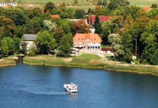 Blick auf das Inselhotel direkt am Dobbertiner See // &copy; Inselhotel Dobbertin/Kapit&auml;n M&uuml;ller