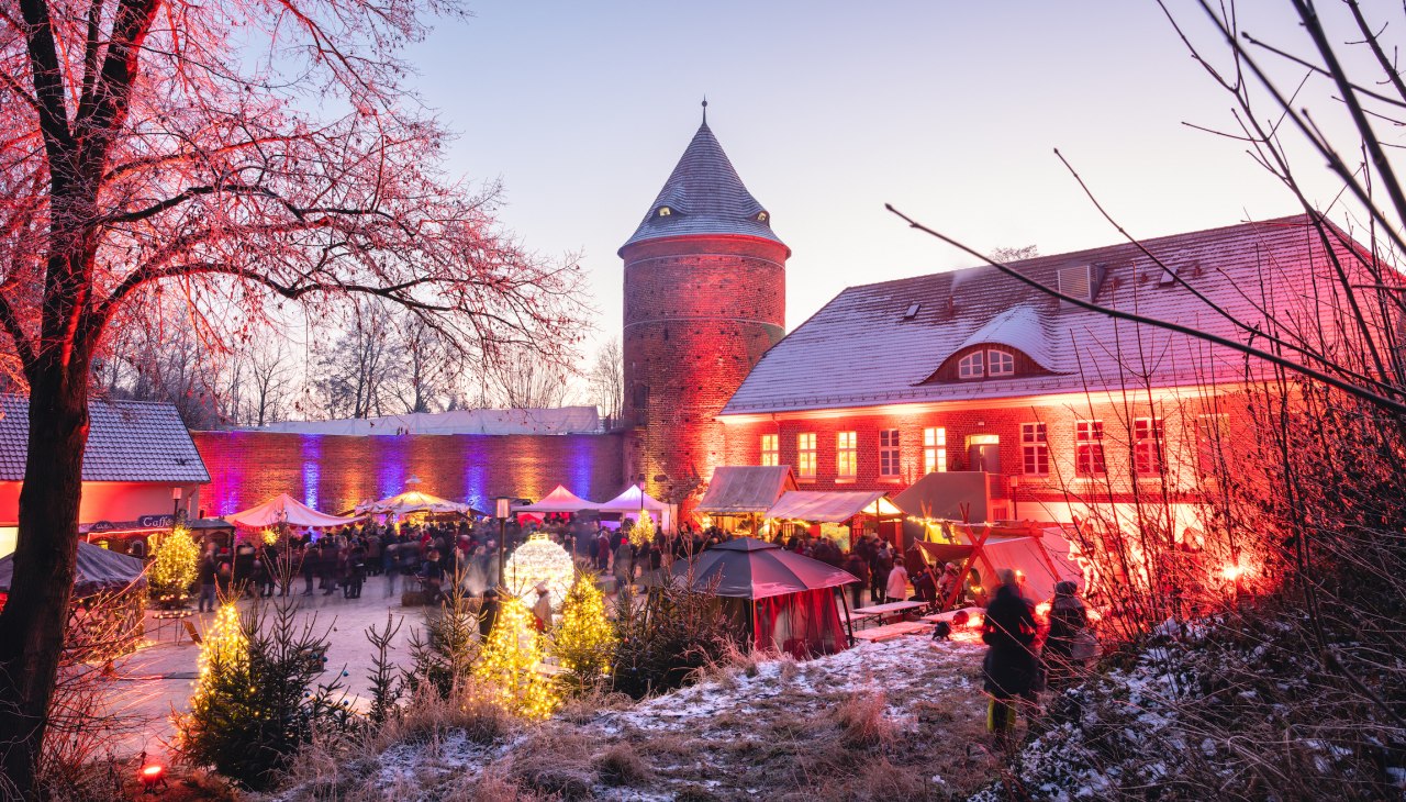 Weihnachtsmarkt in der Burg Plau am See, © TMV/Gross Weihnachtsmarkt in der Burg Plau am See, © TMV/Gross