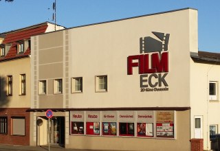Straßenansicht des Kinos // © Wobau Demmin GmbH Straßenansicht des Kinos // © Wobau Demmin GmbH