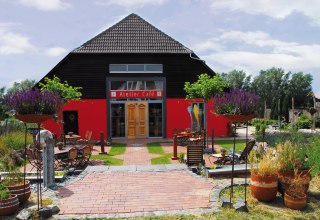 De stijlvol verbouwde schuur in Sembzin is een ontspanningsoord voor liefhebbers van kunst en culinaire hoogstandjes. // © M. Cremer De stijlvol verbouwde schuur in Sembzin is een ontspanningsoord voor liefhebbers van kunst en culinaire hoogstandjes. // © M. Cremer