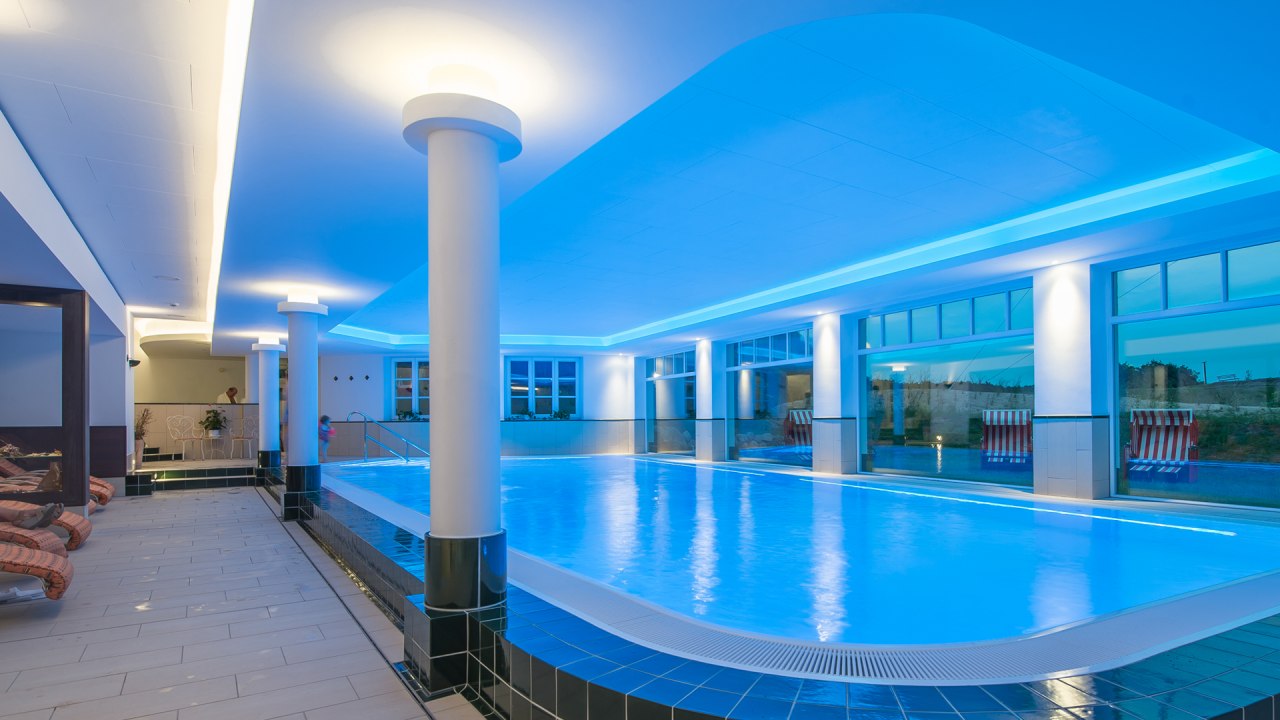 Schwimmbad mit Blick nach drau&szlig;en, &copy; Hilpert GmbH & Co. KG