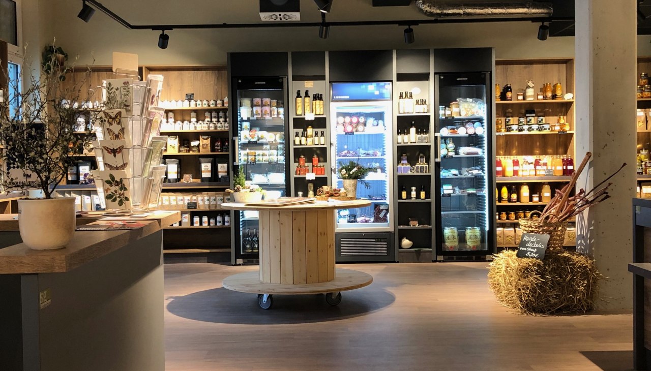 Streekwinkel met assortimentsrekken, © N. Krüger Streekwinkel met assortimentsrekken, © N. Krüger