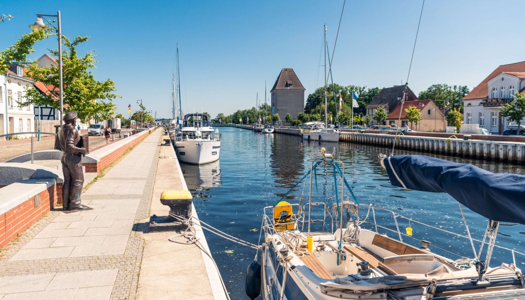 In de stadshaven van Ueckerm&uuml;nde ligt niet alleen het historische tandrad, maar ook de rolstoeltoegankelijke zeilboot., &copy; TMV/S&uuml;&szlig;