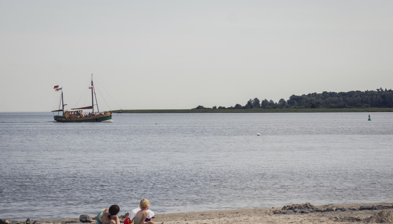 Strand von Altwarp mit Blick auf Usedom und Polen, &copy; Philipp Schulz