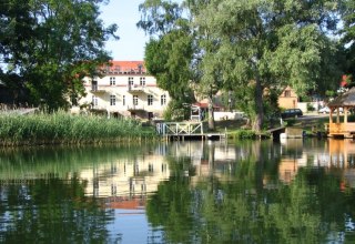 Das Haus Seenland liegt direkt am Feldberger Haussee // © Haus Seenland/Behrend Das Haus Seenland liegt direkt am Feldberger Haussee // © Haus Seenland/Behrend