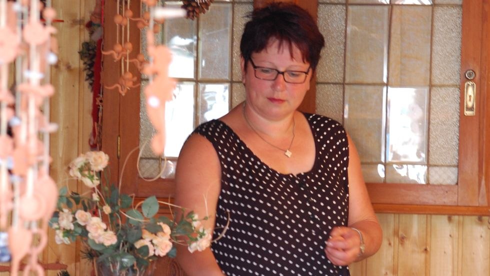 Frau Flint bei der Arbeit, © Kreativ- und Bastelscheune/Hoffmeister Frau Flint bei der Arbeit, © Kreativ- und Bastelscheune/Hoffmeister