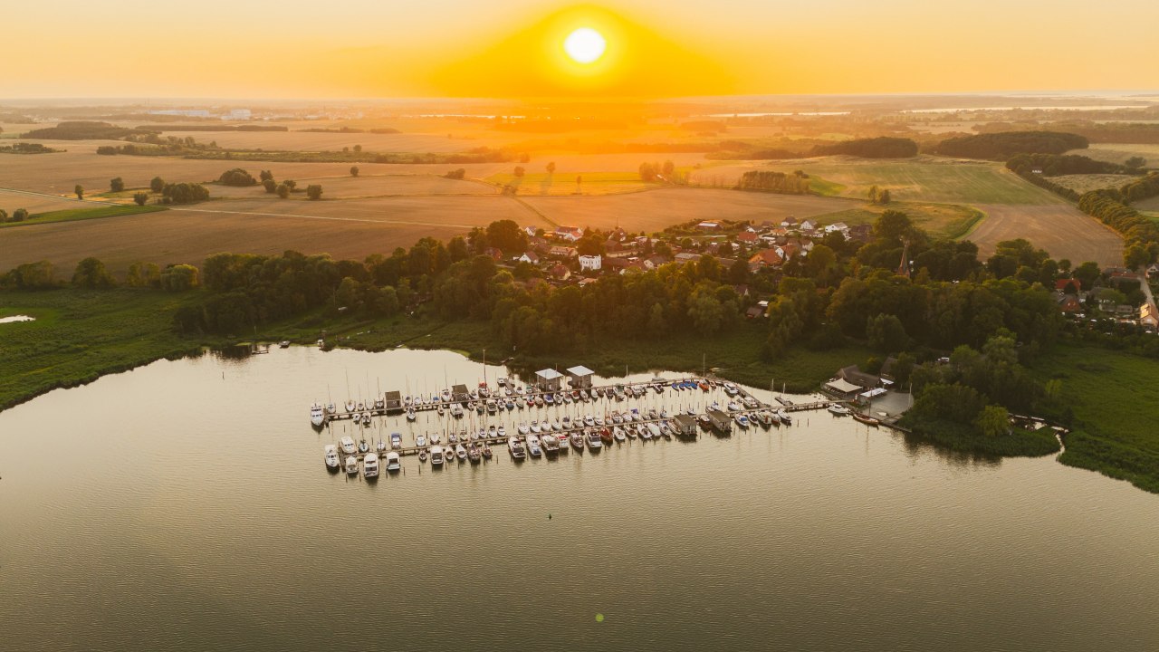 Het landhuis Krummin ligt op een steenworp afstand van de pittoreske natuurlijke haven aan de Krumminer Wiek. // &copy; Gutshaus Krummin / Matthias Friel