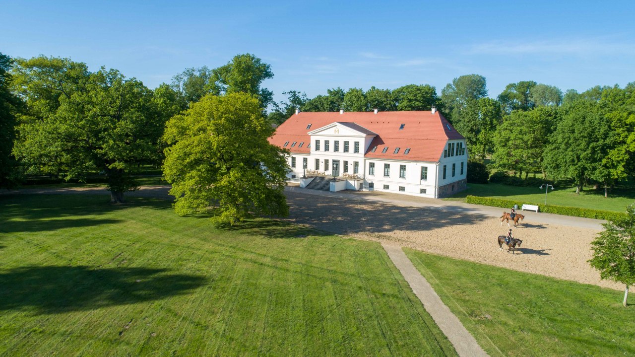 Für Pferdeinteressierte bietet das Landgestüt ein umfangreiches Ausbildungs- und Lehrgangsangebot. // © Diego Ludwig Für Pferdeinteressierte bietet das Landgestüt ein umfangreiches Ausbildungs- und Lehrgangsangebot. // © Diego Ludwig