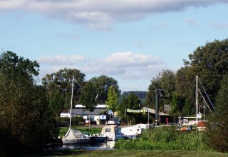 Ansicht Wasserfreizeit Bremer mit Krananlage des Wasserwanderrastplatzes Kösters-Eck, © Wolfgang Bremer Ansicht Wasserfreizeit Bremer mit Krananlage des Wasserwanderrastplatzes Kösters-Eck, © Wolfgang Bremer