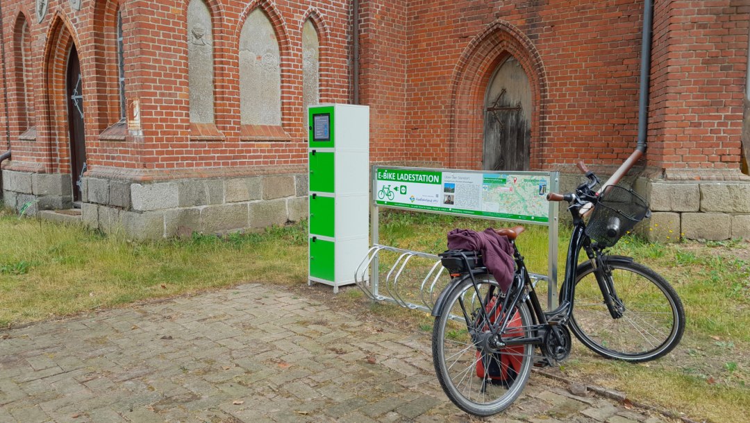 E-bike Ladestation an der Radfahrerkirche Pantlitz, © Tourismusverein Vogelparkregion Recknitztal e.V. E-bike Ladestation an der Radfahrerkirche Pantlitz, © Tourismusverein Vogelparkregion Recknitztal e.V.
