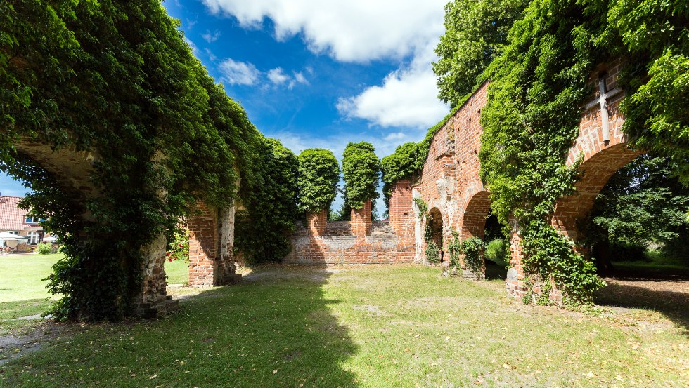 Verborgen liegt die Ruine der Klosterkirche in Himmelpfort, &copy; TMB-Fotoarchiv/Steffen Lehmann