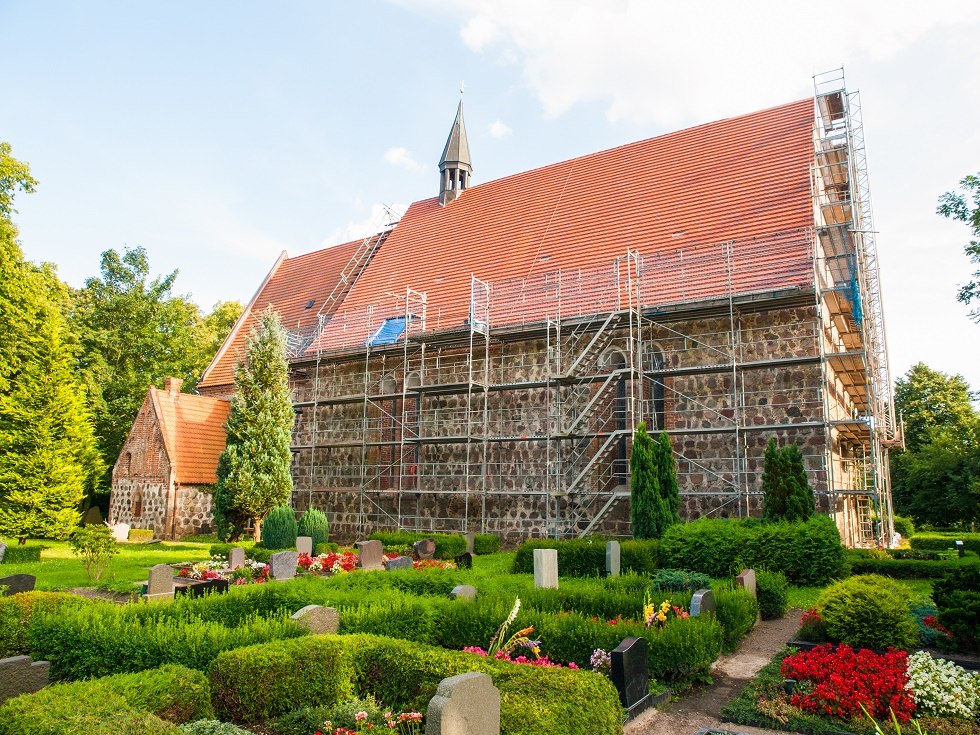 Dorpskerk Cammin in de steigers - zomer 2014 // &copy; Frank Burger
