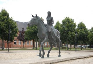 Seit einigen Jahren schmückt die Reitende Alexandrine den Alexandrinenplatz. // © Gabriele Skorupski Seit einigen Jahren schmückt die Reitende Alexandrine den Alexandrinenplatz. // © Gabriele Skorupski
