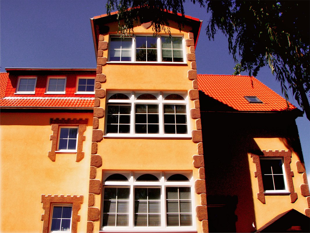 Das G&auml;stehaus Kastell auf dem Anwesen der Waechter von Binz, dem historischen Siedlungskern vom mittelalterlichen Binz.Die romantische Inszenierung als Byntze 1318 und der Mythos der Templer von Rugia 1118 begeistert in allen Bereichen des Familienbesitzes. Einzigartig auf R&uuml;gen. Nur 1000 Meter von der Binzer Seebr&uuml;cke entfernt. // &copy; BinzHotel.de/Eigent&uuml;mer/WAECHTER