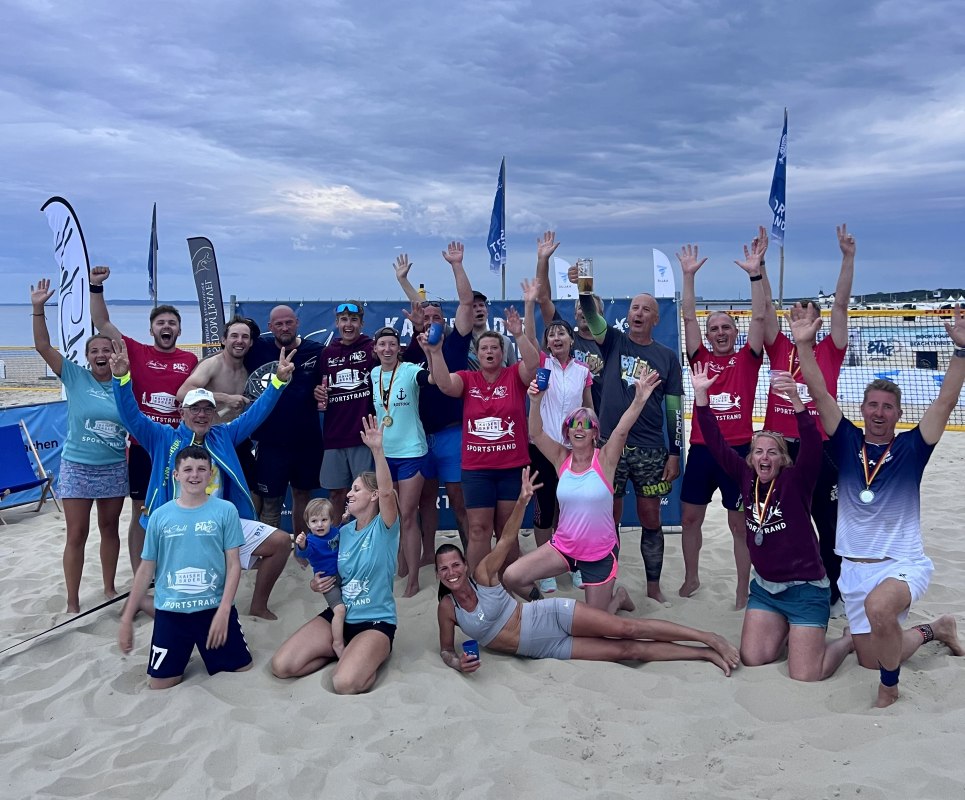 Gute Stimmung bei der Siegerehrung 2025 // &copy; Beach Tennis 4u GmbH