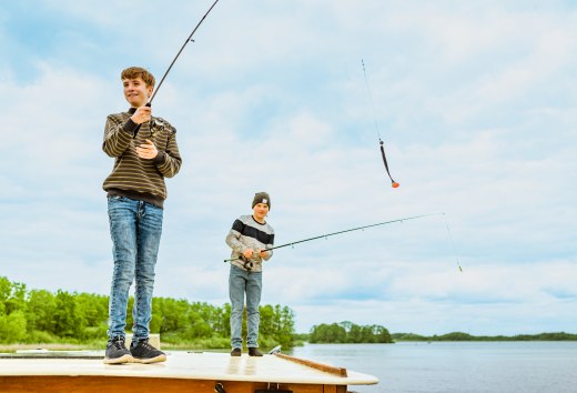 Abenteuer auf dem Hausboot: Kinder genießen einen Tag beim Angeln auf der Müritz. // © MV-T/Tiemann Abenteuer auf dem Hausboot: Kinder genießen einen Tag beim Angeln auf der Müritz. // © MV-T/Tiemann