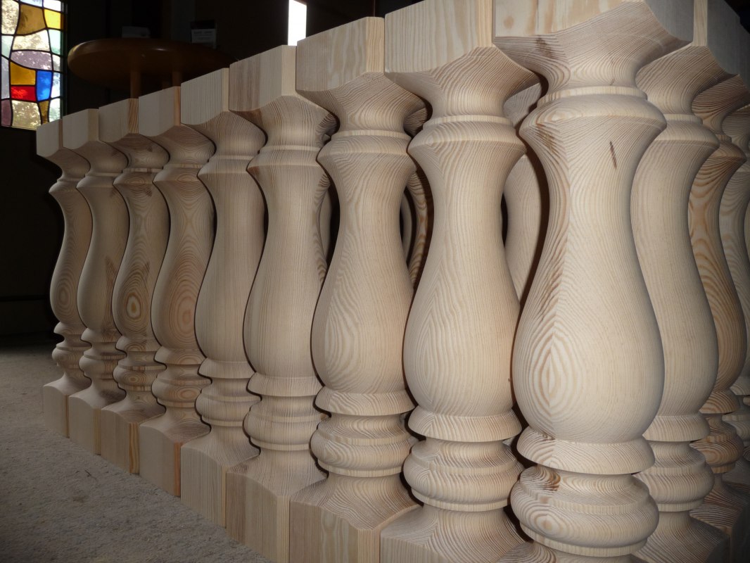 S&auml;ulen aus Kiefer f&uuml;r ein Balkongel&auml;nder // &copy; Drechslerei Rose