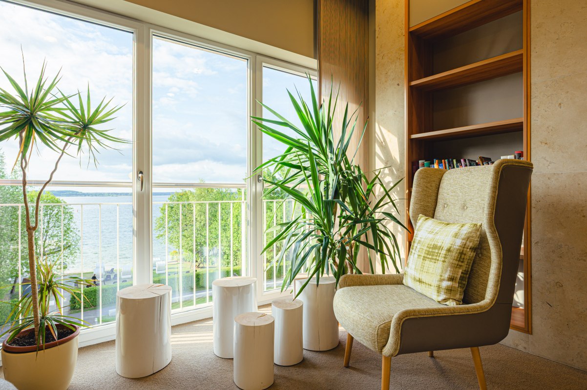 Lobby/Lounge mit Blick auf den Fleesensee // © Seehotel Fleesensee Lobby/Lounge mit Blick auf den Fleesensee // © Seehotel Fleesensee