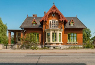 Villa, &copy; Neil Kilindo