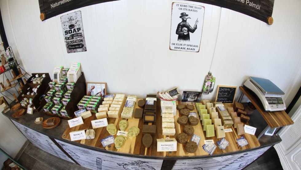 Totalaufnahme der Auslage mit Fisheyeperspektive, © Seifenmanufaktur Galenbeck/Torsten Metscher Totalaufnahme der Auslage mit Fisheyeperspektive, © Seifenmanufaktur Galenbeck/Torsten Metscher